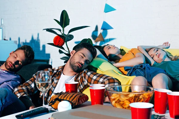 Jóvenes borrachos durmiendo después de la fiesta en casa - foto de stock