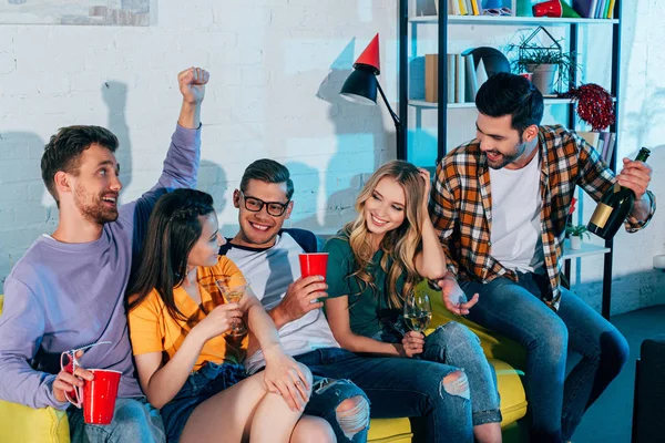 Fröhliche junge Freunde, die alkoholische Getränke trinken und zusammen Spaß haben — Stockfoto