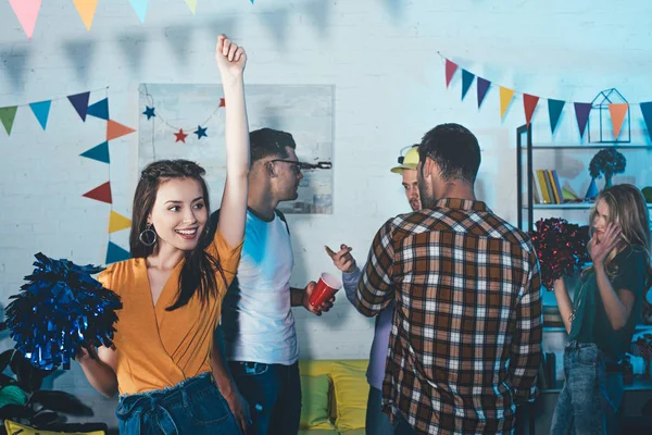 Giovani felici che si divertono e festeggiano in casa — Foto stock