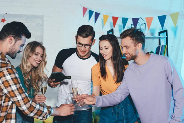 Happy young friends drinking wine and partying together — Stock Photo
