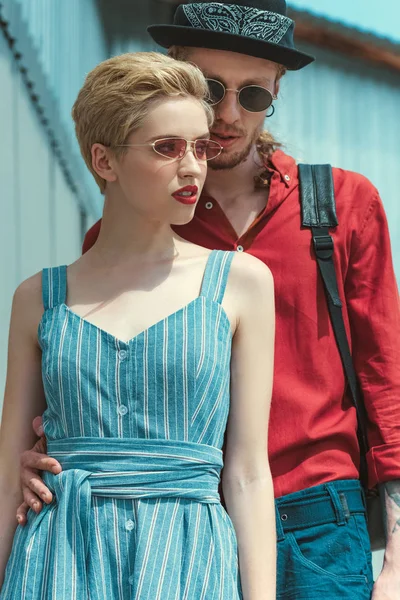 Freund und Freundin umarmen und posieren mit trendiger Sonnenbrille — Stockfoto