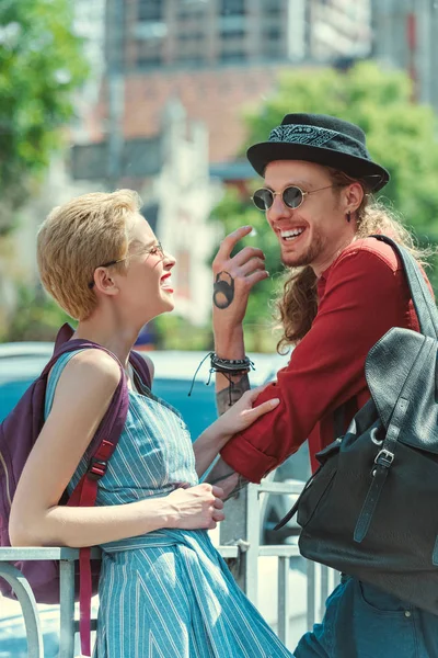 Stilvolles Touristenpaar, das Zeit miteinander verbringt und in der Stadt lacht — Stockfoto