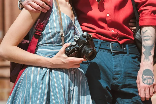 Vista recortada de pareja con cámara fotográfica retro - foto de stock