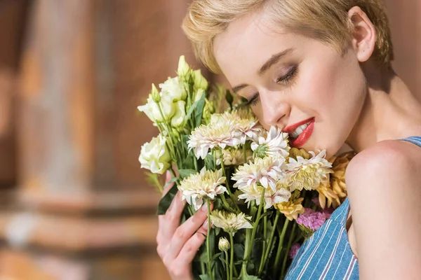 Menina concurso atraente com buquê de flores — Fotografia de Stock