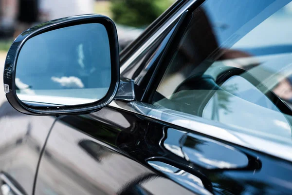 Vista de cerca del espejo del coche delantero con reflejo - foto de stock