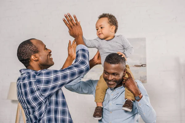 Felice famiglia afro-americana divertirsi e dare il cinque a casa — Foto stock