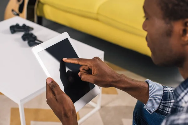 Plan recadré de jeune homme afro-américain en utilisant une tablette numérique avec écran blanc — Photo de stock