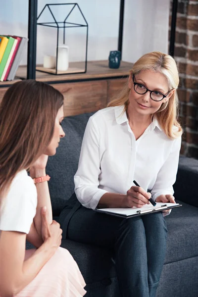 Gestresste Frau sitzt bei Therapeutin im Büro — Stockfoto