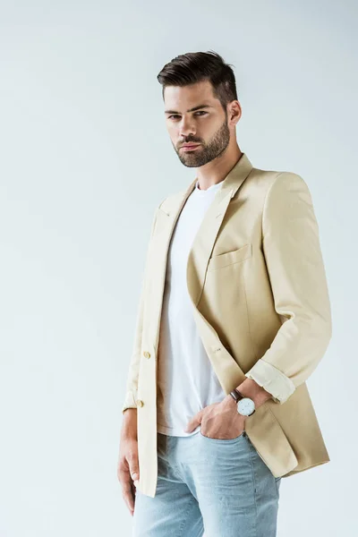 Hombre confiado de moda con chaqueta aislada sobre fondo blanco - foto de stock