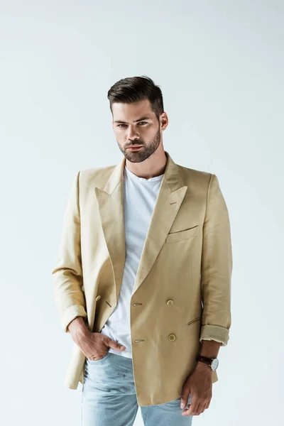 Stilvoller junger Mann mit Jacke und Blick auf Kamera isoliert auf weißem Hintergrund — Stockfoto
