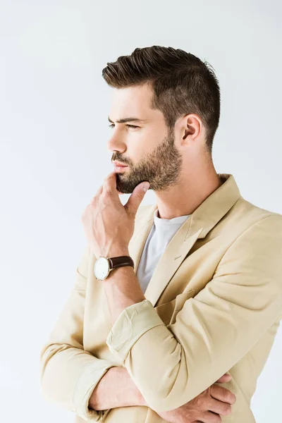 Homem confiante na moda pensando com a mão perto do rosto isolado no fundo branco — Fotografia de Stock