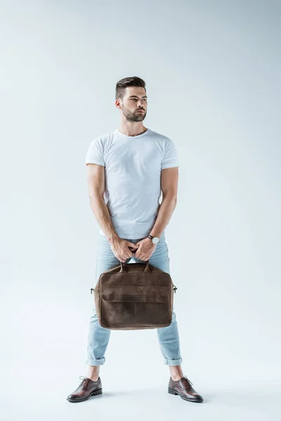 Bello uomo barbuto che trasporta valigetta su sfondo bianco — Foto stock
