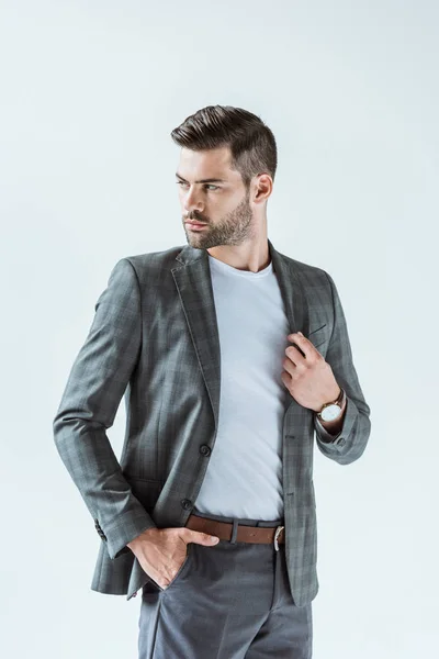 Schöner bärtiger Geschäftsmann trägt Anzug isoliert auf weißem Hintergrund — Stockfoto