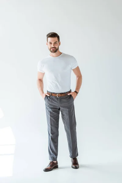 Jeune homme élégant portant un t-shirt blanc sur fond blanc — Photo de stock