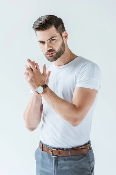 Hombre confiado de moda con palmas dobladas aisladas sobre fondo blanco - foto de stock