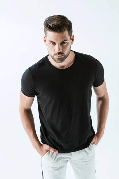 Elegante giovane uomo in t-shirt nera isolato su sfondo bianco — Foto stock