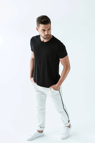 Jovem elegante em t-shirt preta posando no fundo branco — Fotografia de Stock