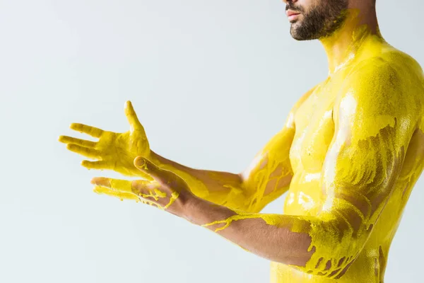 Hombre barbudo guapo manchado con líquido amarillo aislado sobre fondo blanco - foto de stock