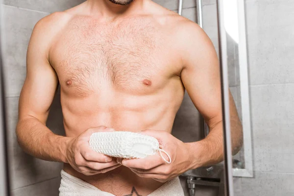 Vue recadrée de l'homme tenant éponge dans la douche — Photo de stock