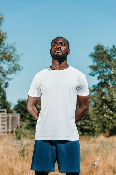 Selective focus of african american soldier in white shirt standing on range — Stock Photo