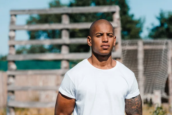 Selective focus of african american soldier in white shirt standing on range — Stock Photo