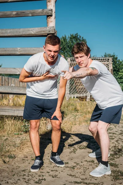 Young soldiers in white shirts practicing obstacle run on range — Stock Photo