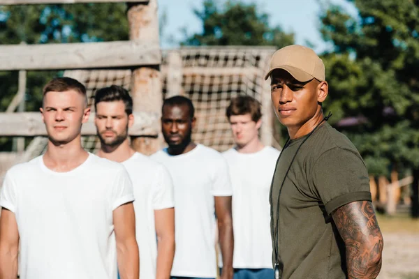 Selective focus of african american tactical instructor and interracial soldiers on range — Stock Photo
