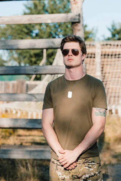 Retrato de soldado joven en gafas de sol en gama - foto de stock