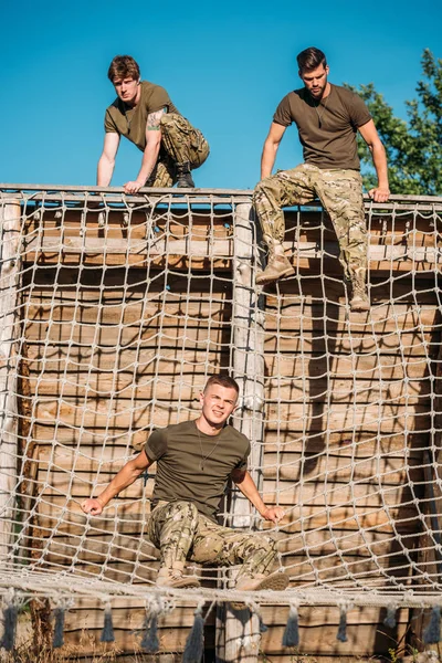 Молоді солдати, які практикуються під час перешкод, бігають на дистанції — стокове фото