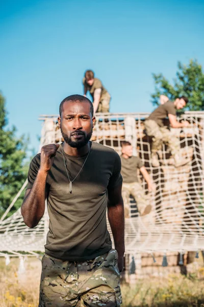 Selektiver Fokus multiethnischer Soldaten, die im Hindernislauf auf Reichweite üben — Stockfoto