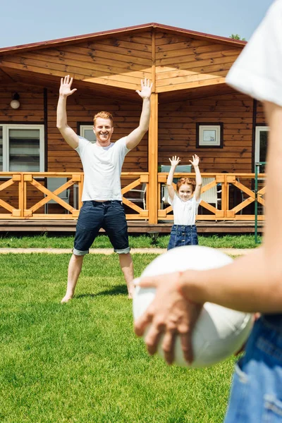 Belle jeune famille jouer avec ballon de volley-ball sur le jardin — Photo de stock