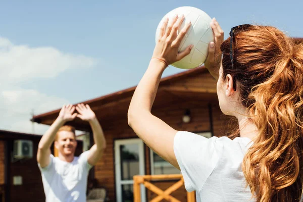 Giovane coppia giocare a pallavolo sul cortile cottage — Foto stock