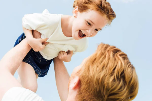 Vater spielt mit glücklicher Tochter und wirft sie hoch — Stockfoto