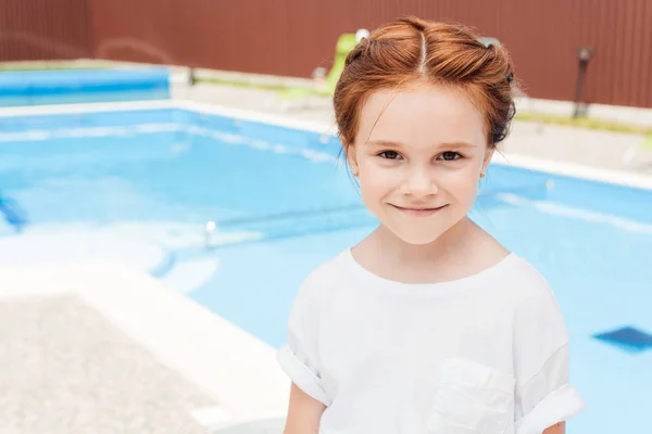 Ritratto ravvicinato di adorabile bambino davanti alla piscina — Foto stock
