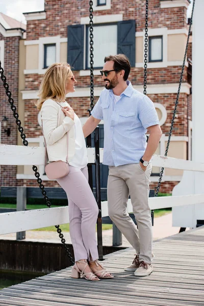 Couple heureux se regardant sur le pont — Photo de stock