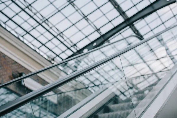 Graue Rolltreppe mit Treppe und Glasdach in Einkaufszentrum — Stockfoto