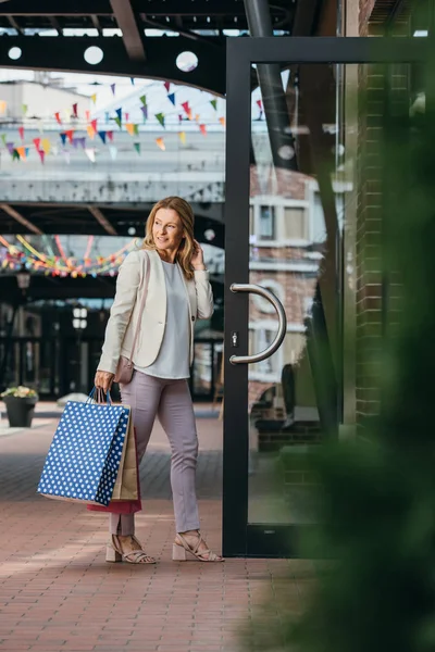 Attraktive stilvolle Frau betritt Einkaufszentrum — Stockfoto