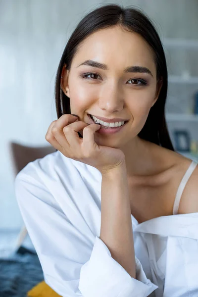 Porträt einer schönen lächelnden Asiatin, die zu Hause in die Kamera schaut — Stockfoto