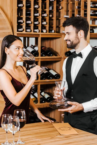 Steward du vin et client qui se regardent pendant la dégustation au magasin de vin — Photo de stock