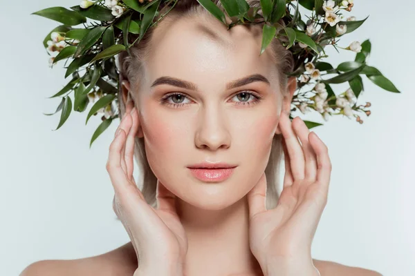 Porträt eines blonden Mädchens im Blumenkranz, isoliert auf grau — Stockfoto