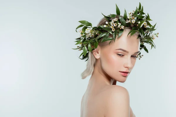 Nude attractive girl in floral wreath, isolated on grey, natural beauty — Stock Photo