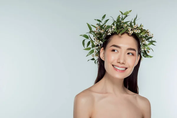 Atractiva chica asiática desnuda en corona floral verde, aislada en gris - foto de stock