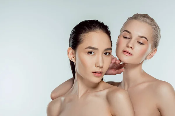 Attractive naked multiethnic women posing for fashion shoot, isolated on grey, natural beauty — Stock Photo