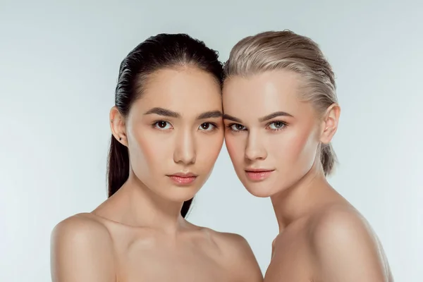 Belas meninas nuas multiétnicas, isolado em cinza, beleza natural — Fotografia de Stock