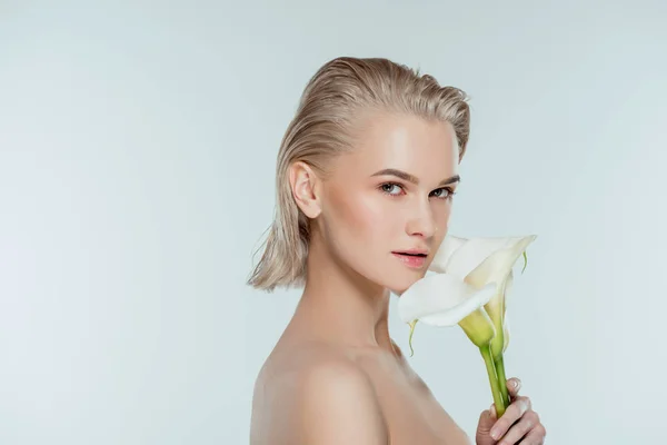 Портрет красивой блондинки, позирующей с цветами каллы, изолированной на серой, природной красоте — стоковое фото