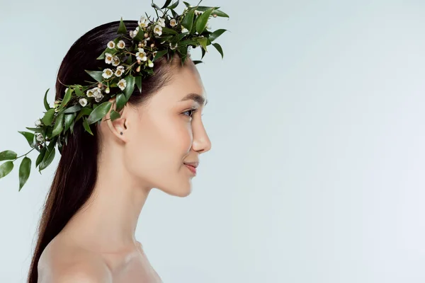 Perfil retrato de chica asiática desnuda en corona floral, aislado en gris - foto de stock