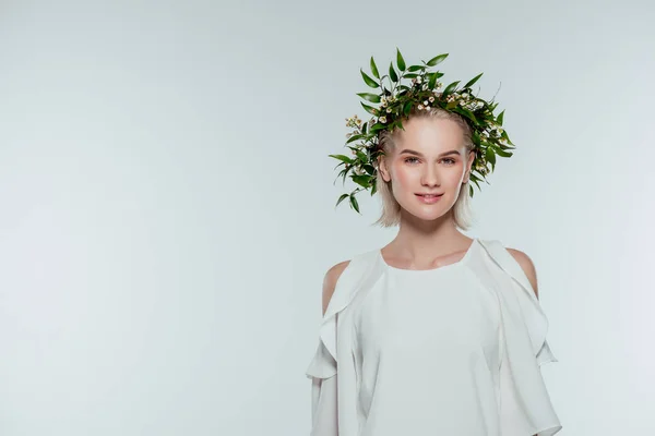 Attraktive modische junge Frau posiert im Blumenkranz, isoliert auf grau — Stockfoto