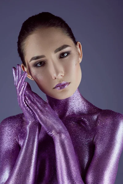 Concurso menina asiática posando em brilho ultravioleta, isolado em roxo — Fotografia de Stock