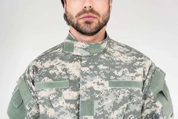 Обрізаний знімок солдата у військовій формі ізольований на сірому — стокове фото