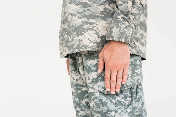 Tiro cortado de soldado em uniforme militar isolado em cinza — Fotografia de Stock